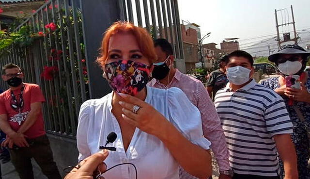 Magaly Medina recibió el afecto de algunos de sus fanáticos, quienes coincidieron con ella en su local de votación. Foto: El Popular