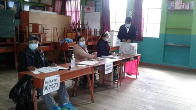Gobernador emitió su voto en colegio de Chivay. Foto: Gobierno Regional de Arequipa.