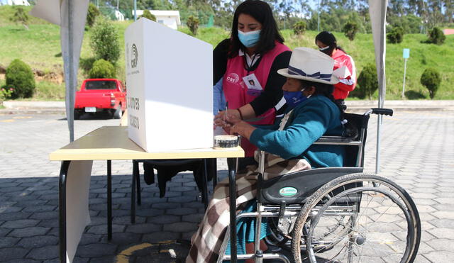 El CNE de Ecuador empieza a escrutar las actas de votación de la jornada electoral de este domingo 11 de abril. Foto: AFP