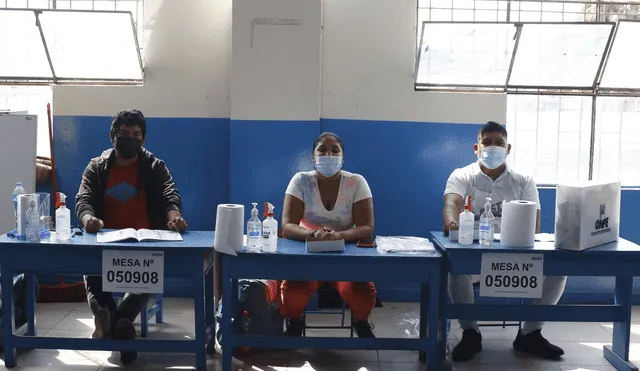 Protocolos sanitarios se cumplen en cada mesa de estos comicios debido a la pandemia. Foto: Marco Cotrina/La República