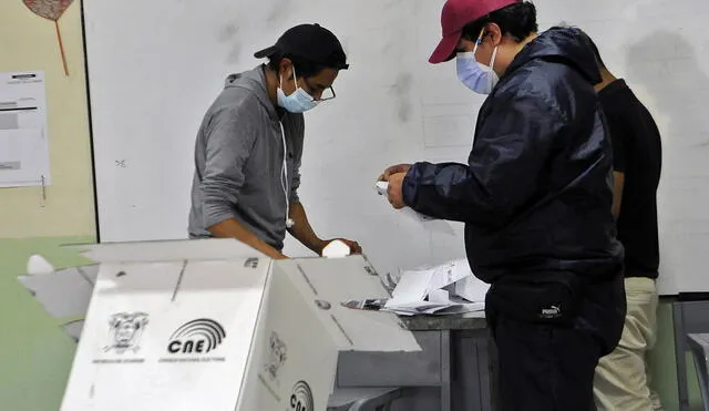 Ciudadanos ecuatorianos votaron en los colegios electorales desde muy temprano. Foto: AFP