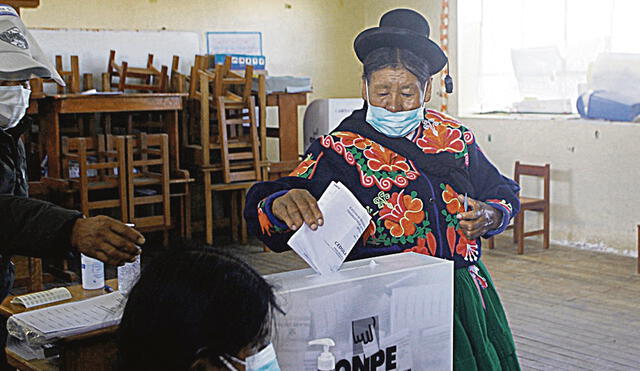 El sur también eligió. En Puno, varias ciudadanas llegaron desde temprano a sufragar. Foto: Juan Carlos Cisneros / La República
