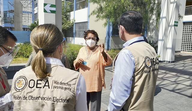 Labor. Miembros de la misión de observadores de la OEA visitaron locales de votación. Foto: difusión