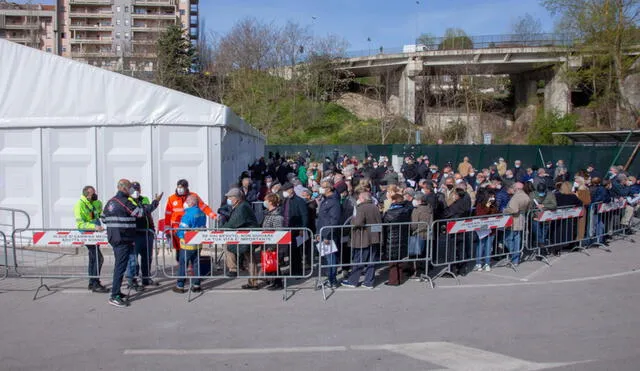 Cientos de personas esperan su turno para ser vacunadas en un centro de vacunación de Potenza, en el sur de Italia. Foto: EFE