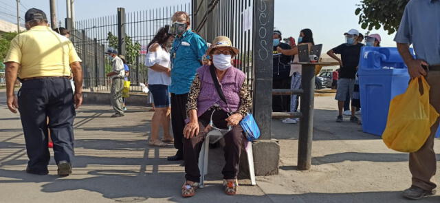 Ancianos esperan inocularse este lunes 12 de abril. Foto: Joel Robles / URPI-GLR