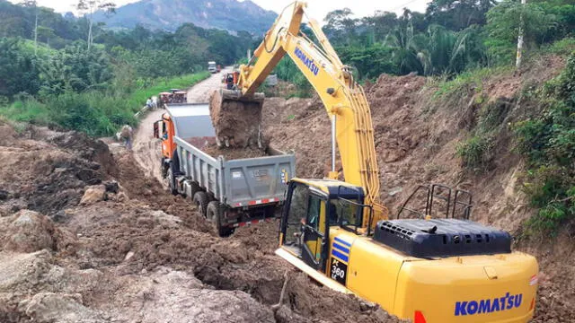 Maquinaria pesada trabaja en limpieza de vías afectadas por las lluvias. Foto: Goresam