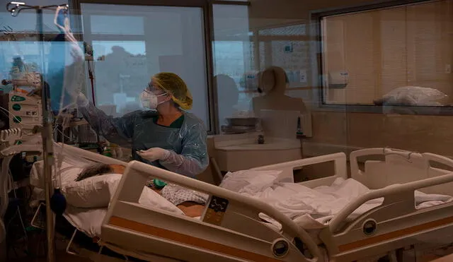 Más de 6.000 contagios de COVID-19 hubo en Chile en las últimas 24 horas, mientras aumenta la cantidad de personas que necesitan acudir a una unidad de cuidados intensivos. Foto: EFE