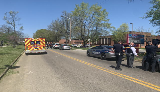 Durante la tarde de este lunes 12 de abril, el incidente ocurrió en el centro educativo Austin-East Magnet High School. Foto: AFP