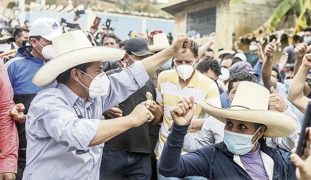 Baño de popularidad. Pedro Castillo se cobija en su natal Cajamarca, alistándose para el segundo round de esta campaña electoral. Foto: Aldair Mejía / La República