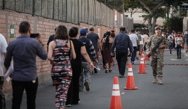 Largas colas se observaron en los diferentes puntos de votación del país. Foto: Antonio Melgarejo/La República