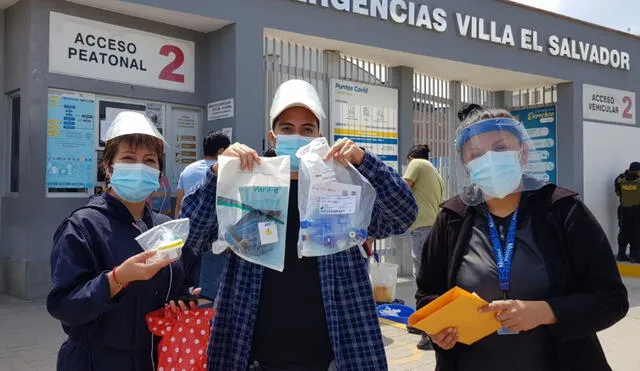 Hijos del pacientes Walter Ulloa buscan comunicarse con las autoridades del hospital, pero no lo consiguen. Foto: Deysi Portuguez/URPI-GLR