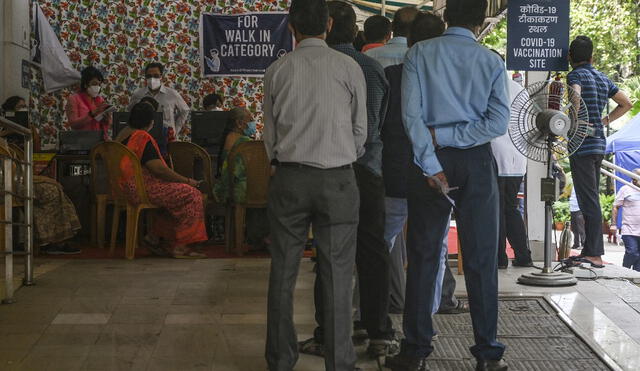 Gobierno indio inició la apertura de un mecanismo de vía rápida para aprobar con una mayor celeridad el uso de vacunas contra la COVID-19. Foto: AFP