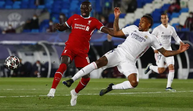 Sadio Mané y Eder Militao volverán a verse las caras en Anfield Road. Foto: EFE