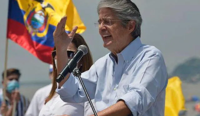 El candidato presidencial Guillermo Lasso celebra su victoria tras conocer los resultados de la segunda vuelta electoral. Foto: AFP