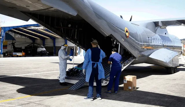 Para operar como pequeños hospitales en el aire, los aviones han sido dotados con equipos e insumos requeridos para la atención en una unidad de cuidados intensivos. Foto: EFE