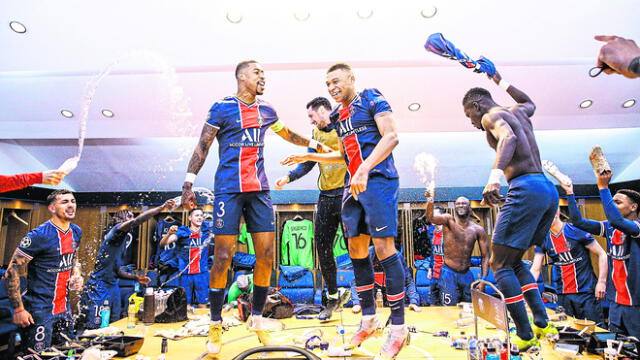 Celebración. El festejo de Mbappé y del plantel del París Saint-Germain en camerinos luego de clasificar a semifinales. Foto: EFE