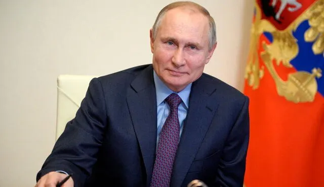 Putin aseguró que no experimentó efectos adversos, salvo una sensación de incomodidad en el brazo en el lugar del pinchazo. Foto: AFP