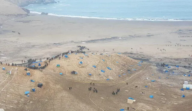Miles de agentes policiales y trabajadores de la municipalidad ingresaron a la playa La Chira. Foto: Gianella Aguirre/URPI-GLR