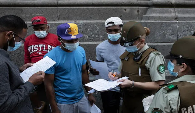 Autoridades policiales han ofrecido información a migrantes que no saben con claridad las implicaciones de la ley suscrita por el mandatario de Chile. Foto: AFP