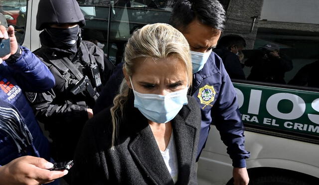 Jeanine Áñez también reclamó porque no se cumplió la orden judicial para su traslado a un hospital. Foto: AFP