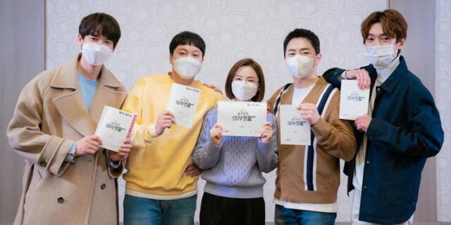 Actores principales de Hospital playlist 2 en la primera lectura del guion. Foto: tvN