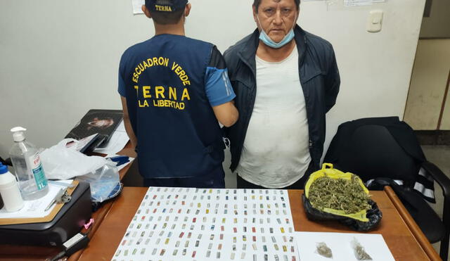 Pedro Barros tenía 180 “ketes” de PBC y 450 g de marihuana. Fue detenido por el Grupo Terna. Foto: PNP