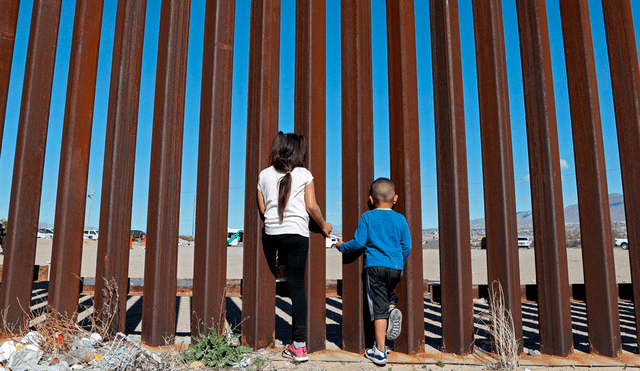 La frontera sur de EE. UU. atraviesa por una crisis migratoria en la que muchos niños están siendo abandonados o arrojados por los traficantes desde lo alto del muro. Foto: AFP