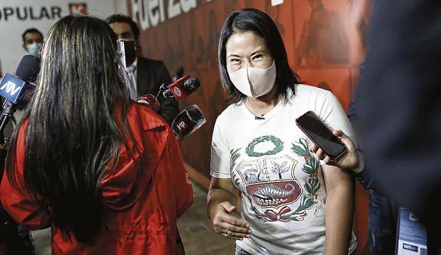 Se compara. La candidata Keiko Fujimori intenta mostrarse superior a Pedro Castillo. Foto: Aldair Mejía / La República