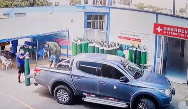 Momento en que los balones de oxígeno son cargados en la tolva de la camioneta. Foto: captura Latina Televisión
