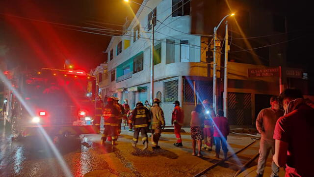 Vecinos reportaron a los bomberos el incendio que inició al promediar las 11.00 p. m. Foto: Radio Americana