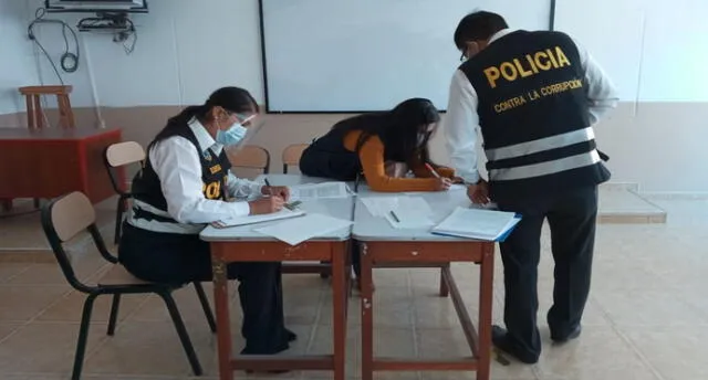 Fiscalía y Policía llegaron a las instalaciones de la Institución Educativa Neptali para investigar los padrones. Foto: difusión PNP