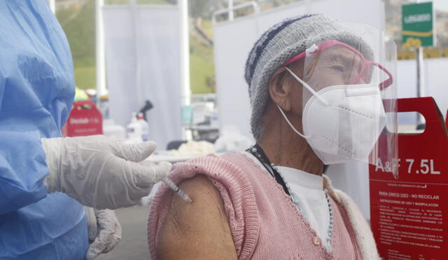 Si bien habrá cambio de lugar de vacunación, el día de las citas se mantiene. Foto: Carlos Félix / La República