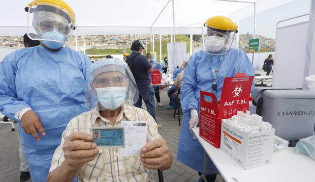 Vacunación masiva contra la COVID-19 en adultos mayores de 80 años inició este 16 de abril. Foto: Carlos Félix Contreras/La República
