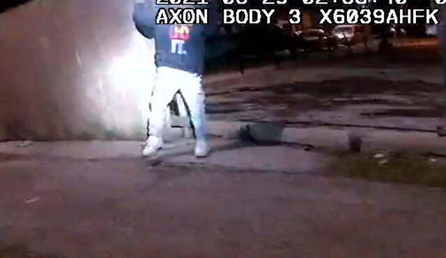 La Policía baraja la hipótesis de que el joven tenía un arma, pero en el video no se observa con claridad. Foto: COPA/AFP