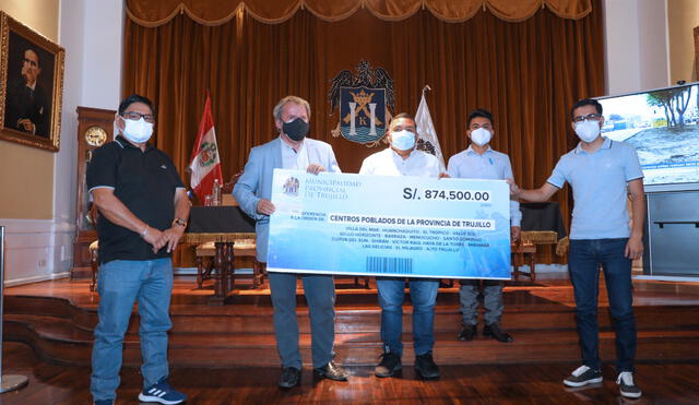 Alcalde José Ruiz y sus homólogos de centros poblados muestran el cheque simbólico. Foto: MPT