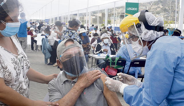 Su turno. En los tres días de la primera jornada en Lima y Callao se espera inmunizar a más de 120 mil adultos mayores. Foto: Félix Contreras/La República