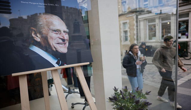 Un retrato del príncipe Felipe en Londres. Foto: AFP