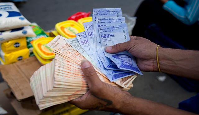 En Venezuela se necesita gran cantidad de billetes ante la alta inflación. Por lo cual ha tomado mayor preponderancia el uso del dólar, cuyo mercado oficial es abordado por el BCV. Foto: AFP