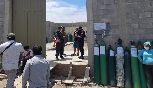 La Policía ha tenido que llegar al lugar para apoyar en la seguridad y orden de esta nueva planta. Foto: Víctor Siesquén Bances/Facebook