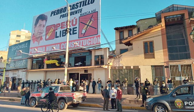 Personal de la Fiscalía también acudió al local y entabló conversación con representantes del partido en Cusco. Foto: Cristian Quispe Montañez