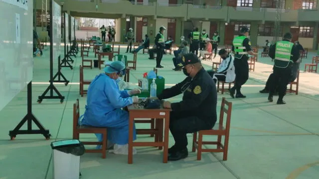 Agentes de la Policía son inmunizados en Tacna y Moquegua. Foto: PNP
