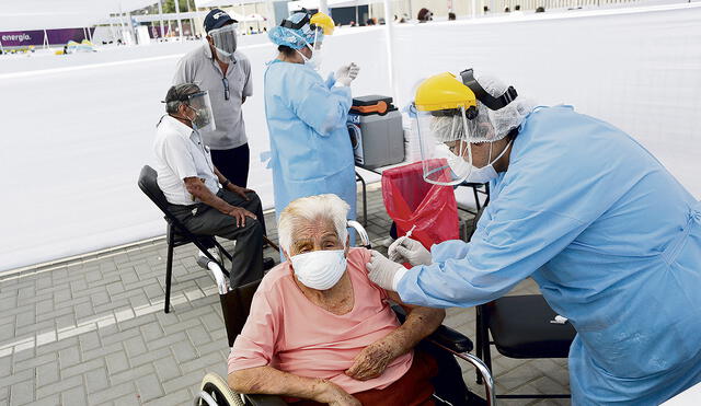 Ponen el hombro. La inmunización de adultos mayores continúa hoy en Lima y Callao. Esta jornada de tres días tiene como meta atender a 102 mil personas. Foto: Félix Contreras/La República