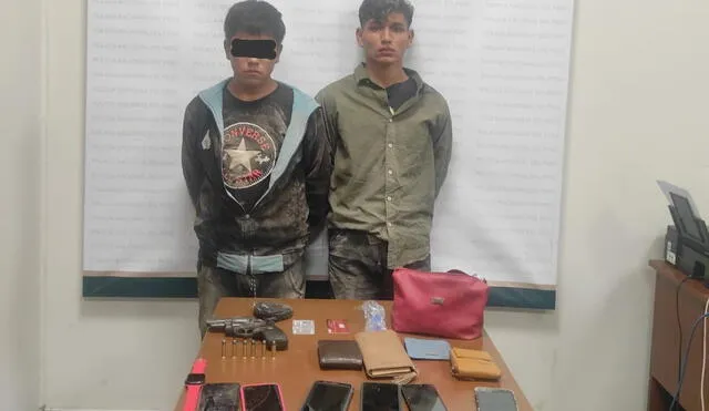 Se les encontró un arma de fuego y los objetos robados. Foto: PNP