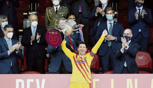 Felicidad. Messi celebra su primer título como capitán del Barcelona. ¿Será suficiente para convencerlo de que se quede? Foto: EFE