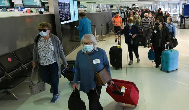Travellers proceed to the check-in counters for New Zealand flights at Sydney International Airport on April 19, 2021, as Australia and New Zealand opened a trans-Tasman quarantine-free travel bubble. (Photo by SAEED KHAN / AFP)