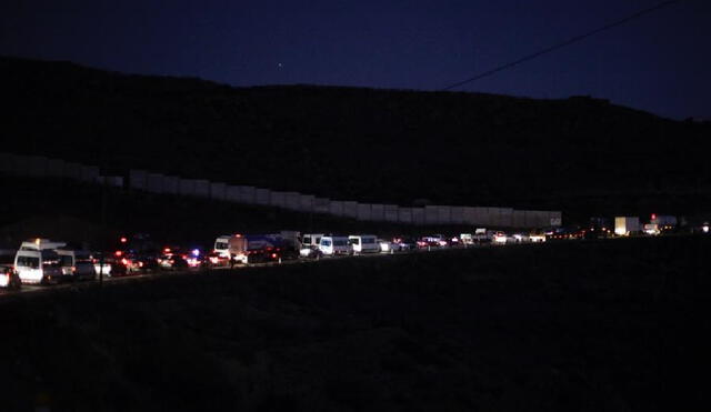 Cientos de vehículos esperan para poder ingresar a la ciudad. Foto: Rodrigo Talavera/La República