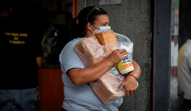Las compras en Venezuela cada vez más se realizan con dólares o con el precio en bolívares, pero fijado por la tasa del Banco Central de Venezuela. Foto: EFE