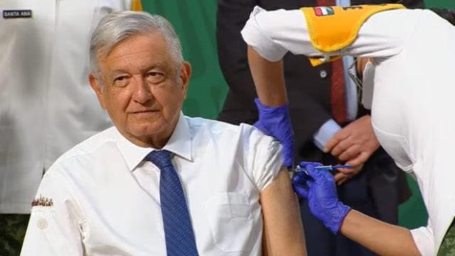 AMLO se vacunó conta la COVID-19 desde la conferencia matutina, llevada a cabo en el Palacio Nacional. Foto: Presidencia México