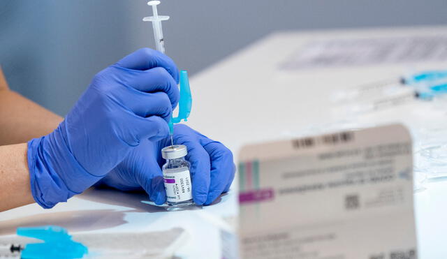Más de 200 millones de personas recibieron esta vacuna y los efectos adversos "son muy raros". Foto: AFP