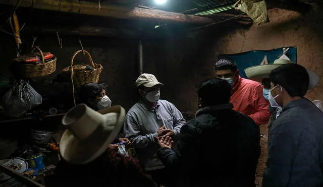 Pedro Castillo durante una reunión familiar en su casa en el centro poblado de Chugur, donde la agencia AP acudió para entrevistarlo y palmar la situación de la población. Foto: EFE